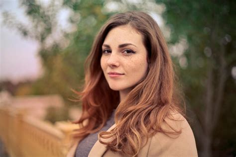 Žena s lesklými hnedými vlasmi farbenými odtieňom nugát