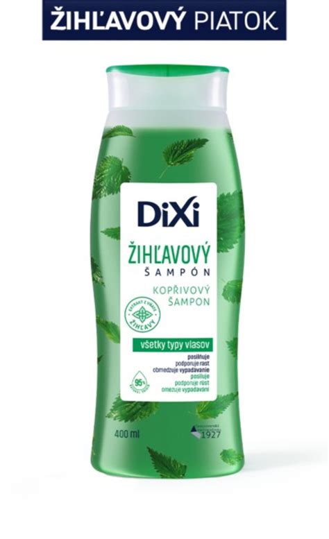 zákazníčka vyberajúca šampón v drogérii