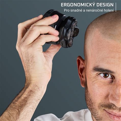 Muž holí si hlavu žiletkou v kúpeľni