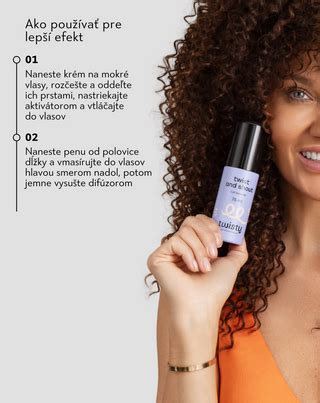 Detailný záber na štruktúru zdravých vlnitých vlasov