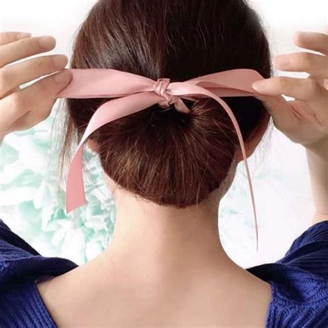 Ukážka moderného účesu s mašľou vytvorenou z vlastných vlasov