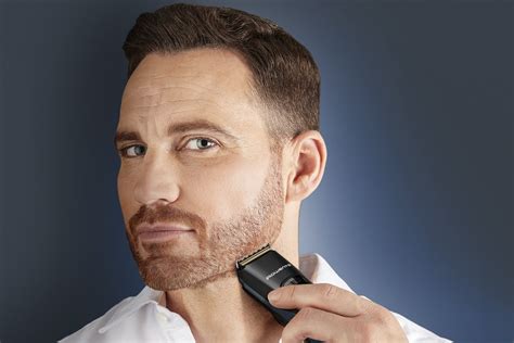 Ilustrace různých typů zastřihávání vlasů a vousů