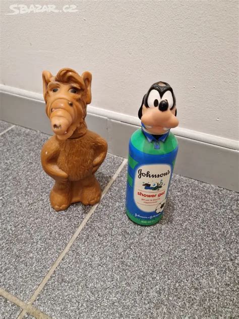 Kôň pri kúpaní s penou od šampónu
