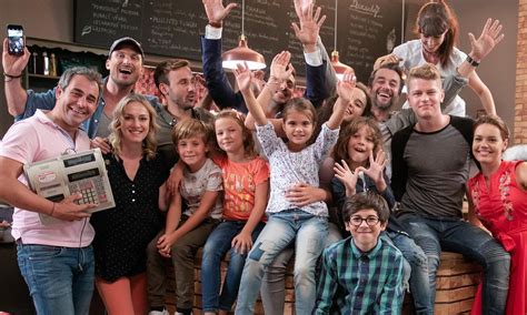 Scéna zo seriálu Oteckovia s hlavnými postavami