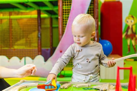 dieťa tvoriace v zástere