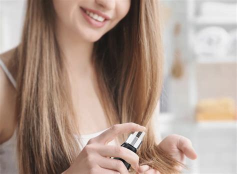 Detailný záber na poškodené a rozštiepené končeky vlasov