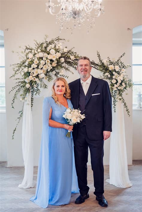 Žena v elegantných plus-size svadobných šatách