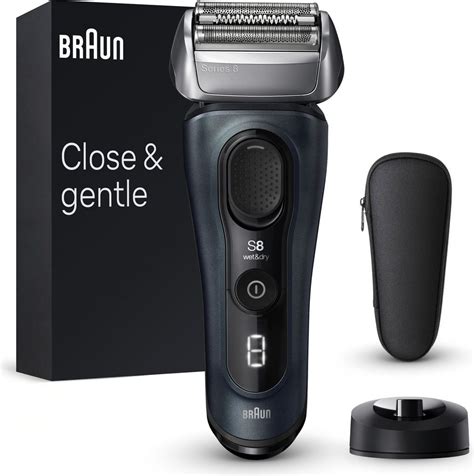 Muž, ktorý sa holí elektrickým holiacim strojčekom Braun