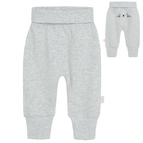 Detailní pohled na ušité dětské polodupačky s detailem na ťapku