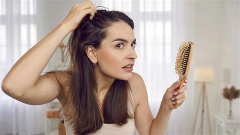 Pohľad na normálne a nadmerné vypadávanie vlasov