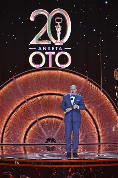 Marcel Merčiak pri preberaní ocenenia OTO