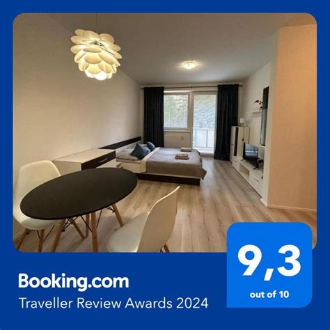 moderné štúdio s počítačom a audio softvérom