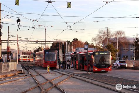 Ilustračná fotografia aktívnej peny na aute.