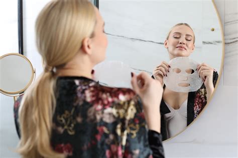 žena aplikujúca vlasovú masku