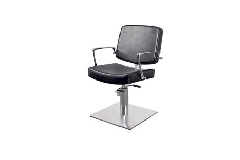 Kadernícke kreslo a kaderníčka pripravujúca sa na prácu