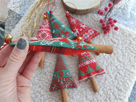 Detaily šitia a plnenia vianočných ozdôb