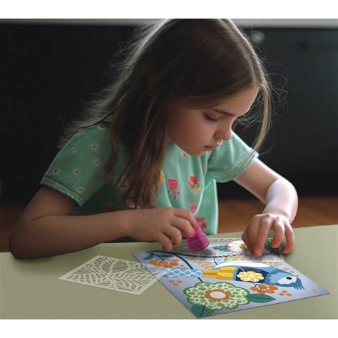 Ilustrácia detí pracujúcich s papierovými šablónami