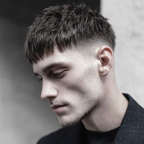 Caesar cut - varianty stylingu
