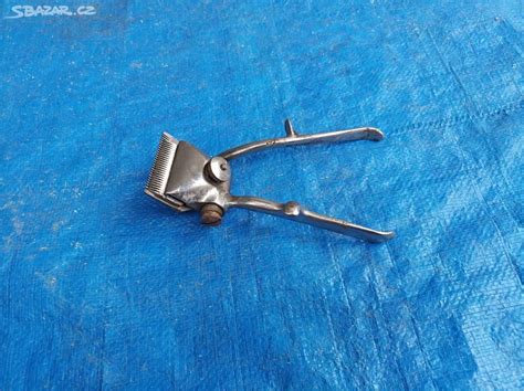 Starý holičský stojan s nástrojmi a krémami