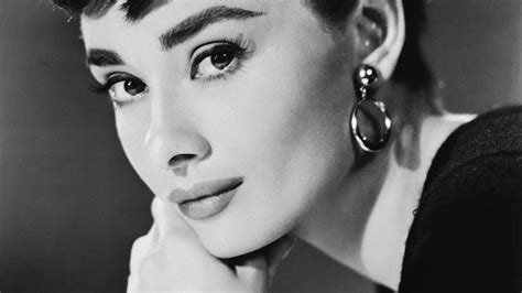 Celebrity s blond vlasmi a tmavým obočím