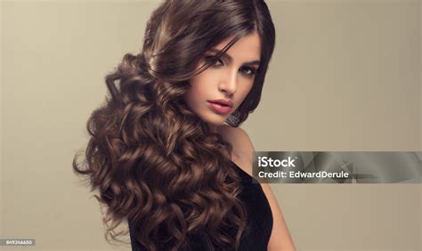 Žena s objemným účesom