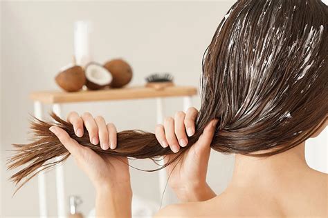 žena so zábalom na vlasoch v domácom spa