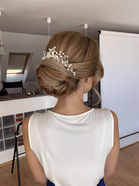 Elegantný svadobný drdol zdobený kvetmi