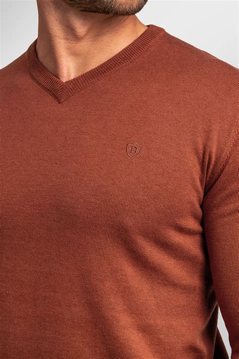 kolekcia pánskych svetrov s rôznymi výstrihmi