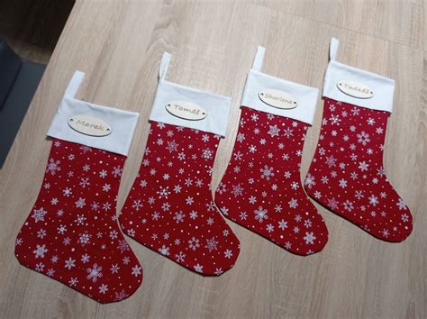 Rodina šijúca mikulášske čižmy