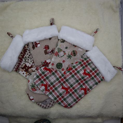 Mikulášska čižma z plsti na krbe