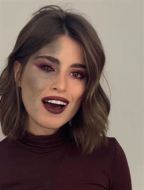 Modelka s výrazným očným líčením pre brunetky