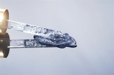 mikroskopický pohľad na častice striebra v roztoku