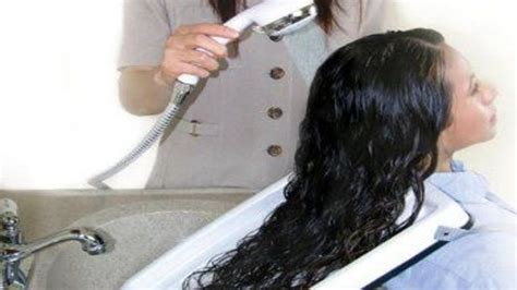 Žena s dokonale upravenými vlasmi po návšteve kaderníctva