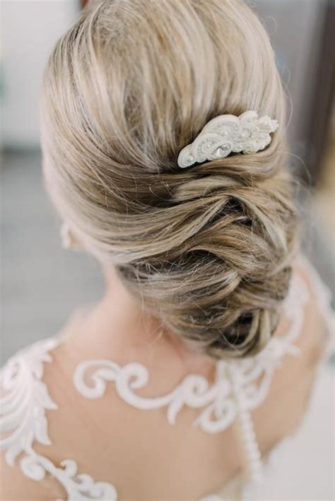 Svadobný účes pre nevestu s jemnými vlnami