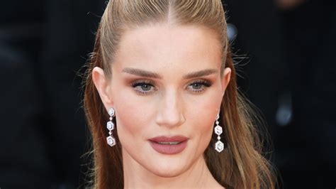 Rosie Huntington-Whiteley s postupným strihom pre hranatú tvár