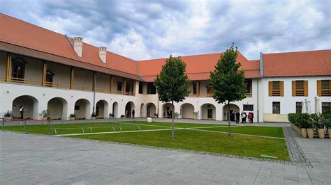 Školská reštaurácia s pripravenými stolmi.