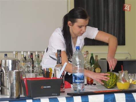 Študenti na barmanskom kurze.