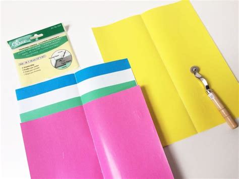 Nástroje na prenos strihu na látku (kopírovací papier a rádlo)