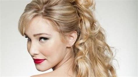 slávnostný účes na stužkovú s dlhými vlasmi