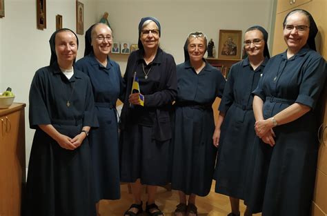 Sestry Heribanové a ich matka Alena na spoločenskej udalosti