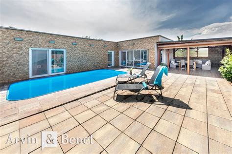 Moderný wellness areál s bazénom a vírivkou