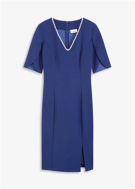 Žena s elegantným krátkym účesom s perlovou aplikáciou