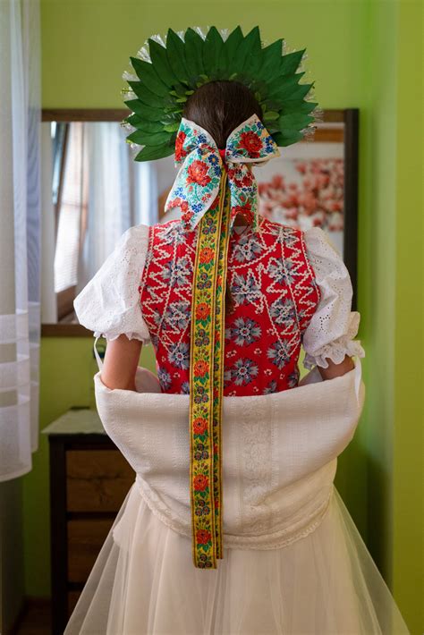 Klasické svadobné šaty doplnené folklórnymi prvkami