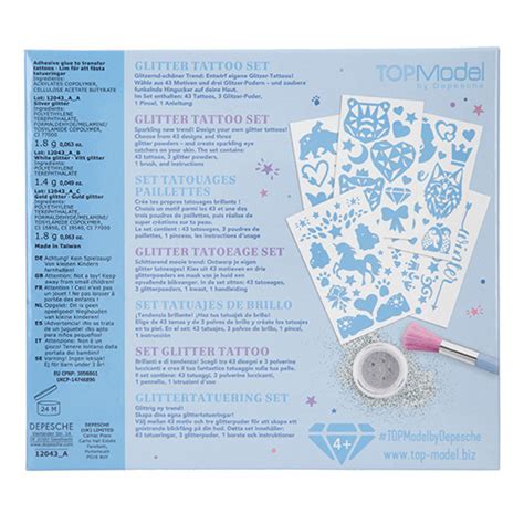 ukážka trblietavého tetovania na ramene