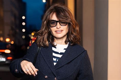 Žena s kaskádovým strihom dodávajúcim objem