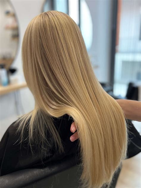 Žena s lesklými blond vlasmi