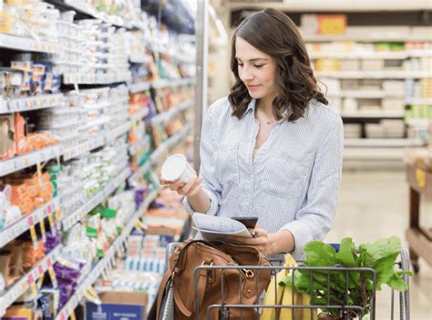 Žena skúmajúca etiketu šampónu v obchode