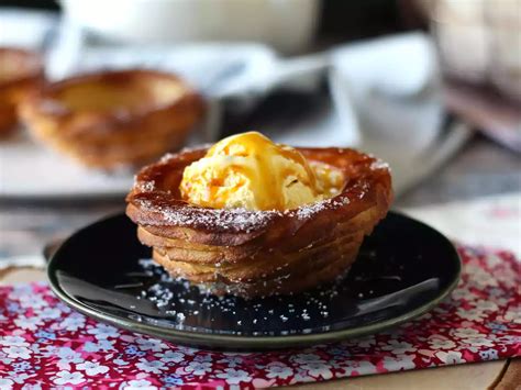 Detail keramickej misky na holenie s bohatou penou