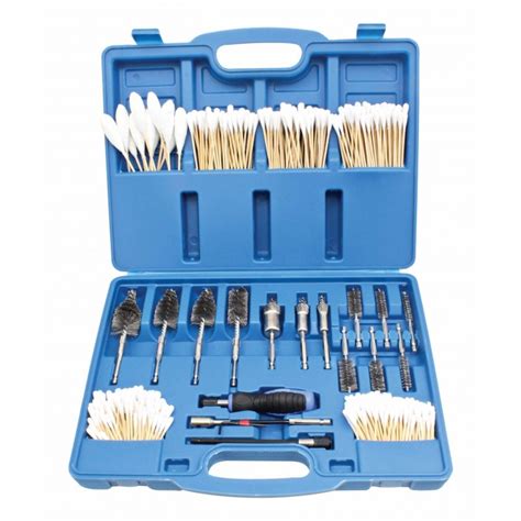 čistenie kaderníckeho strojčeka pomocou kefky