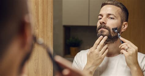 Barber stylizuje bradu klienta v modernom prostredí